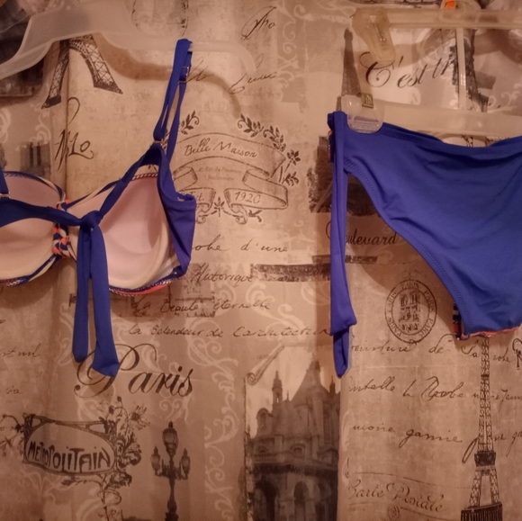 Bikini - Picture 3 of 3